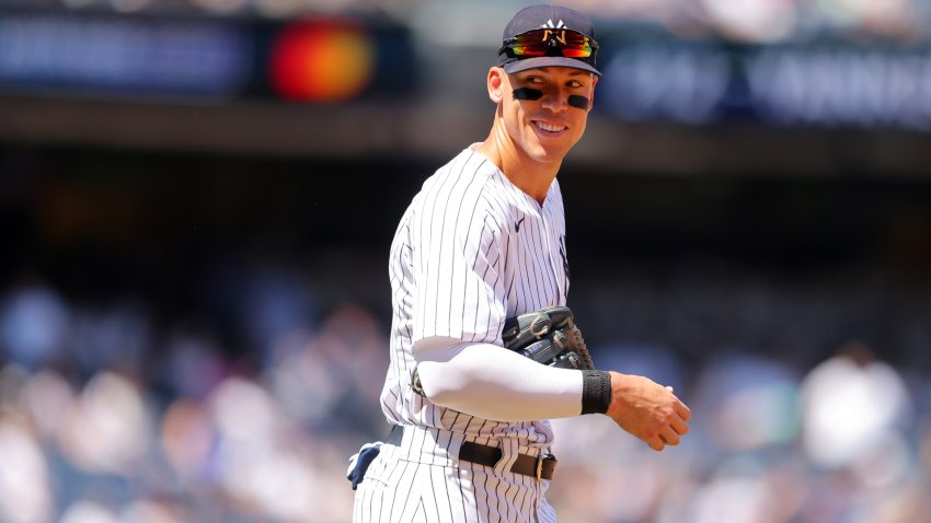 Blue Jays fan throws glove after missing Aaron Judge's 61st homer