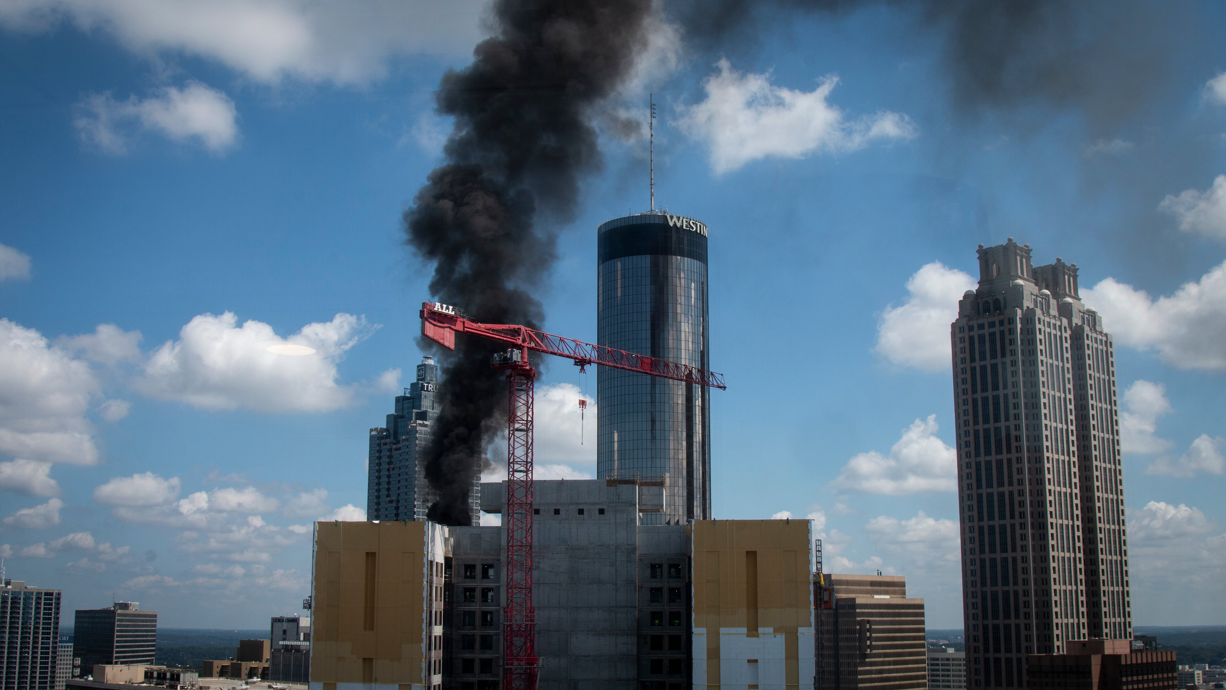 Atlanta Skyscraper Fire Sends Smoke Billowing From Rooftop - Vimarsana News