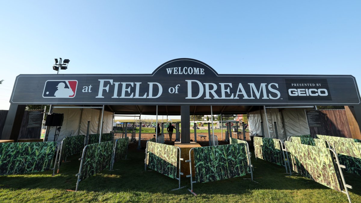 Cubs: Twitter reacts to Harry Caray hologram at Field of Dreams