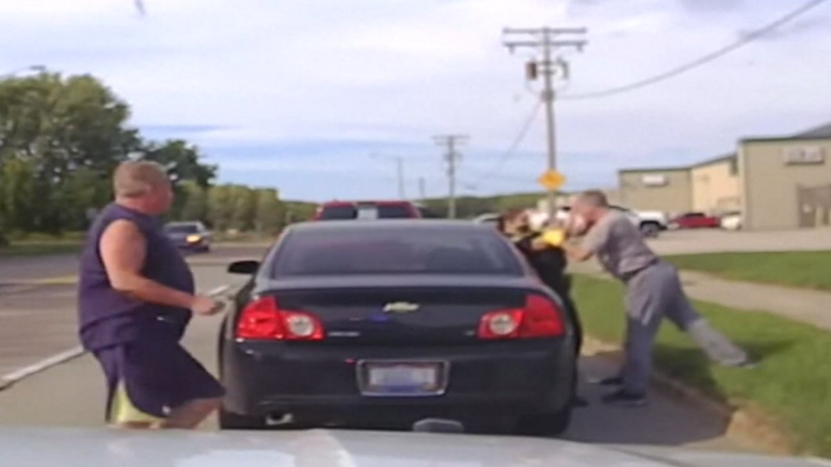 Watch: Man Scuffling With Officer Tackled by Good Samaritan – NBC Bay Area - Vimarsana News