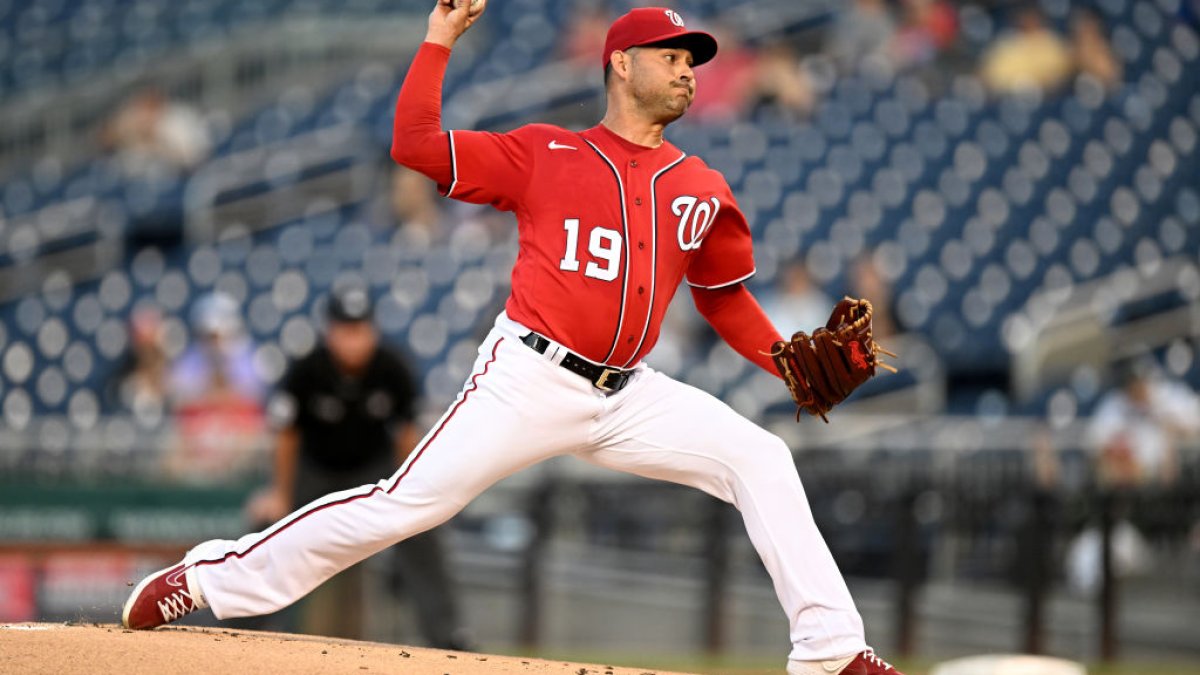 Manager Dave Martinez of the Washington Nationals makes a pitching News  Photo - Getty Images