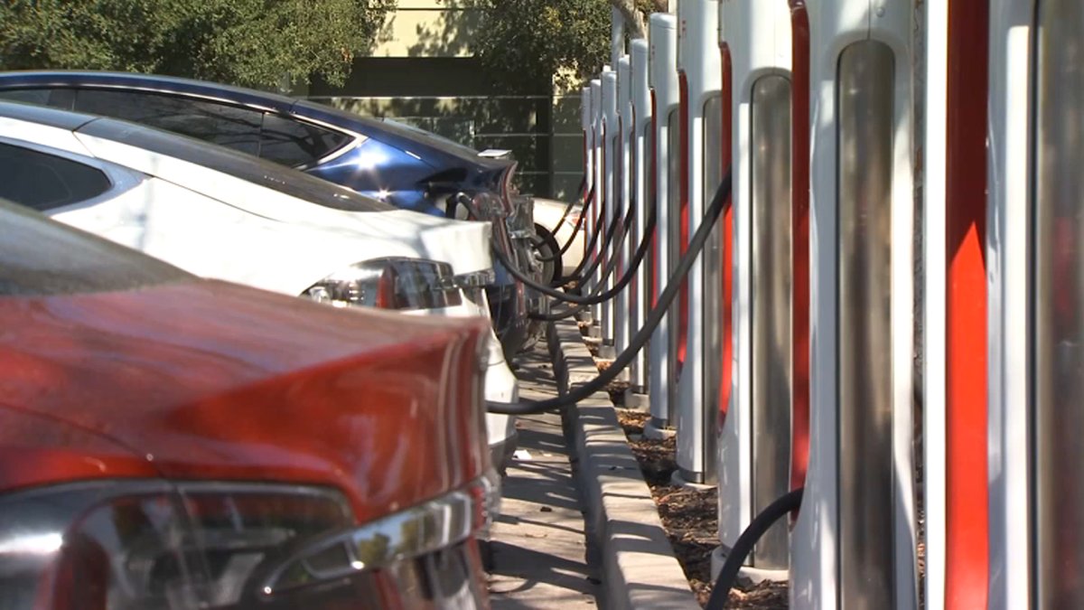 Stanford Study Suggests EV Drivers Should Charge Cars During the Day