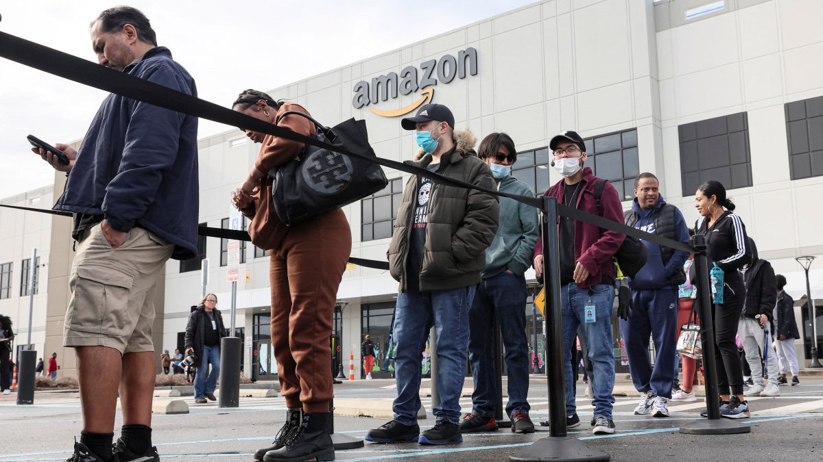 Amazon Workers at Southern California Warehouse File for Union Election ...