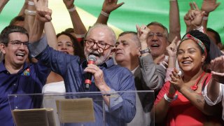 Luiz Inacio Lula da Silva, Brazil’s former president, center, addresses supporters after winning the runoff presidential election in Sao Paulo, Brazil, on Sunday, Oct. 30, 2022.