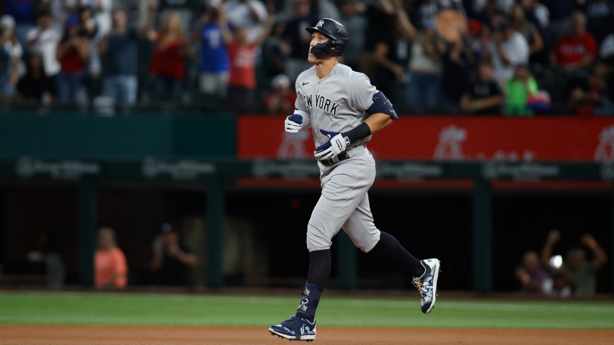 WATCH Fan Epically Fails to Grab Aaron Judge’s 62nd HR After Jumping