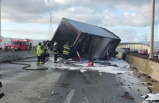 Truck Fire on Dumbarton Bridge Blocks All WB Lanes of Highway 84 - Vimarsana News