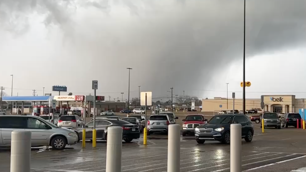 'Dangerous' Alabama Tornado Slams Buildings, Uproots Trees – NBC Bay Area - Vimarsana News