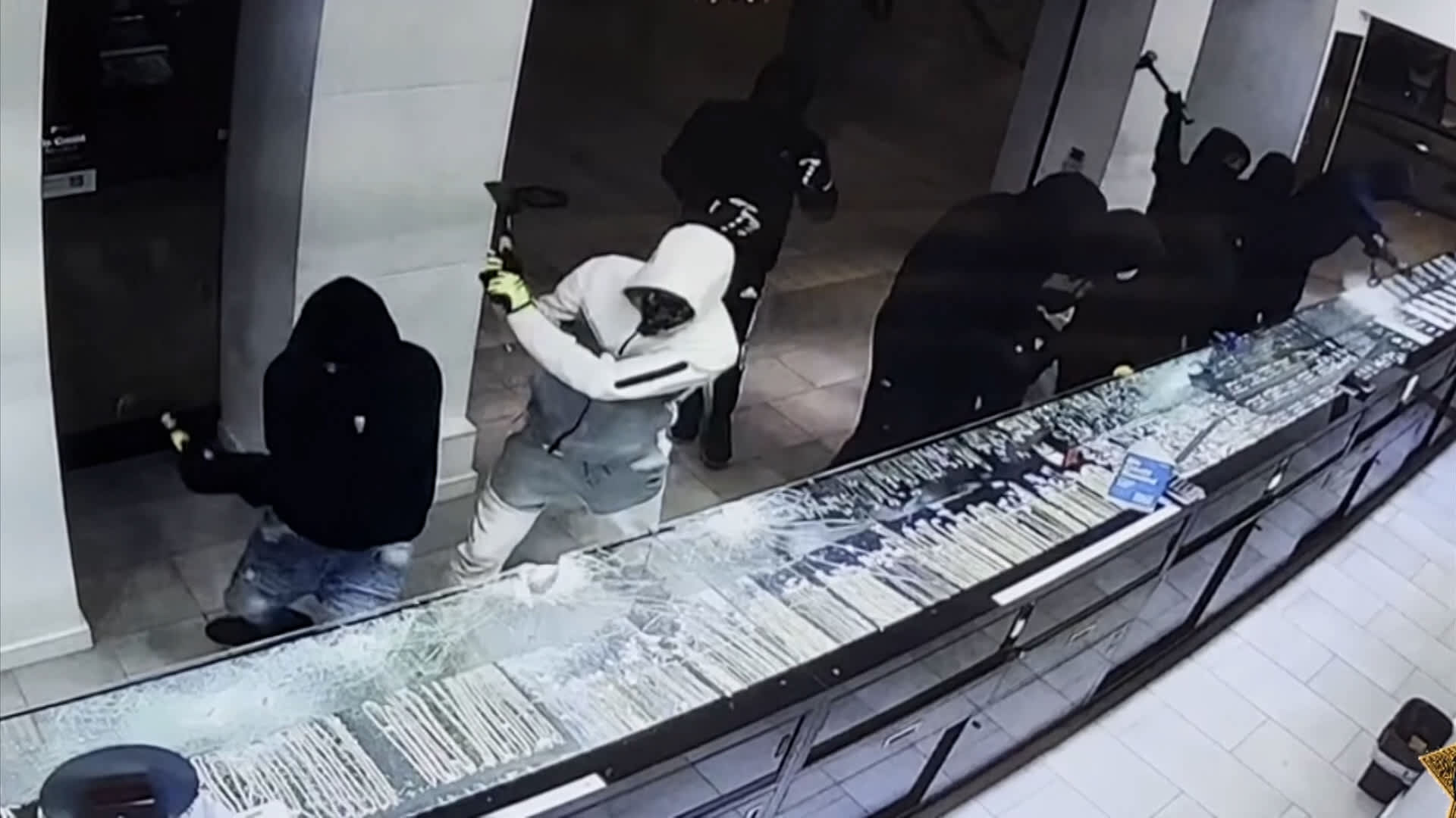Thieves steal more than $400,000 in merchandise from Louis Vuitton store