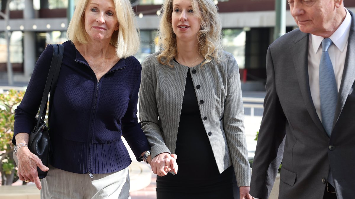 Elizabeth Holmes Owes Over $25 Million to Theranos, Lawsuit Says - Vimarsana News