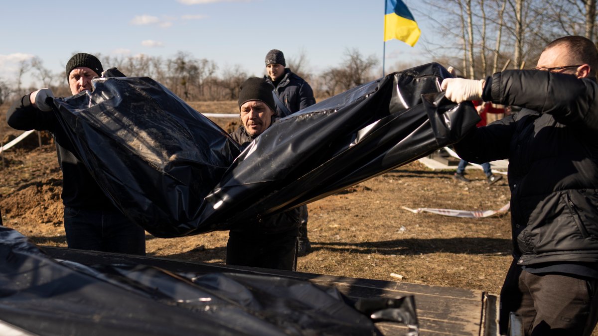 Russia-Ukraine War: Makeshift Graves Discovered in Town Near Kyiv – NBC Bay Area - Vimarsana News