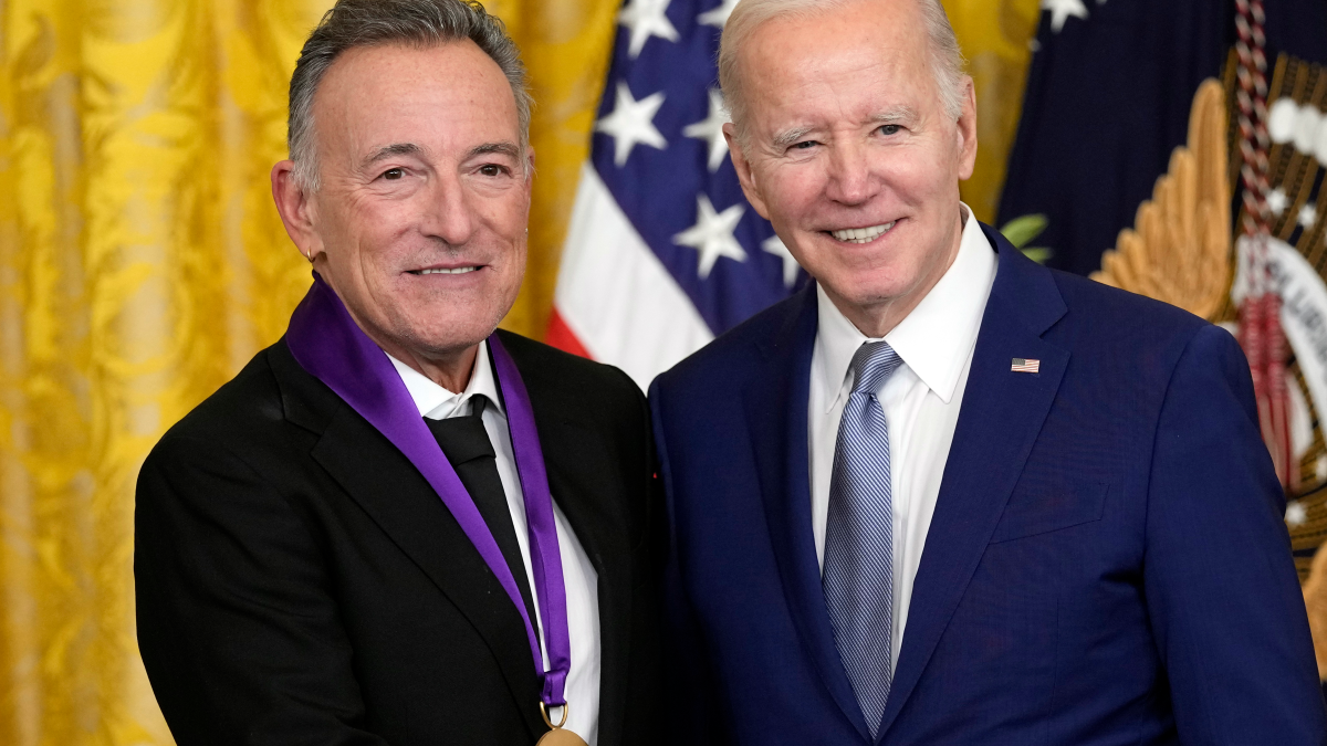 Biden Honors Bruce Springsteen Mindy Kaling And Others With Medals