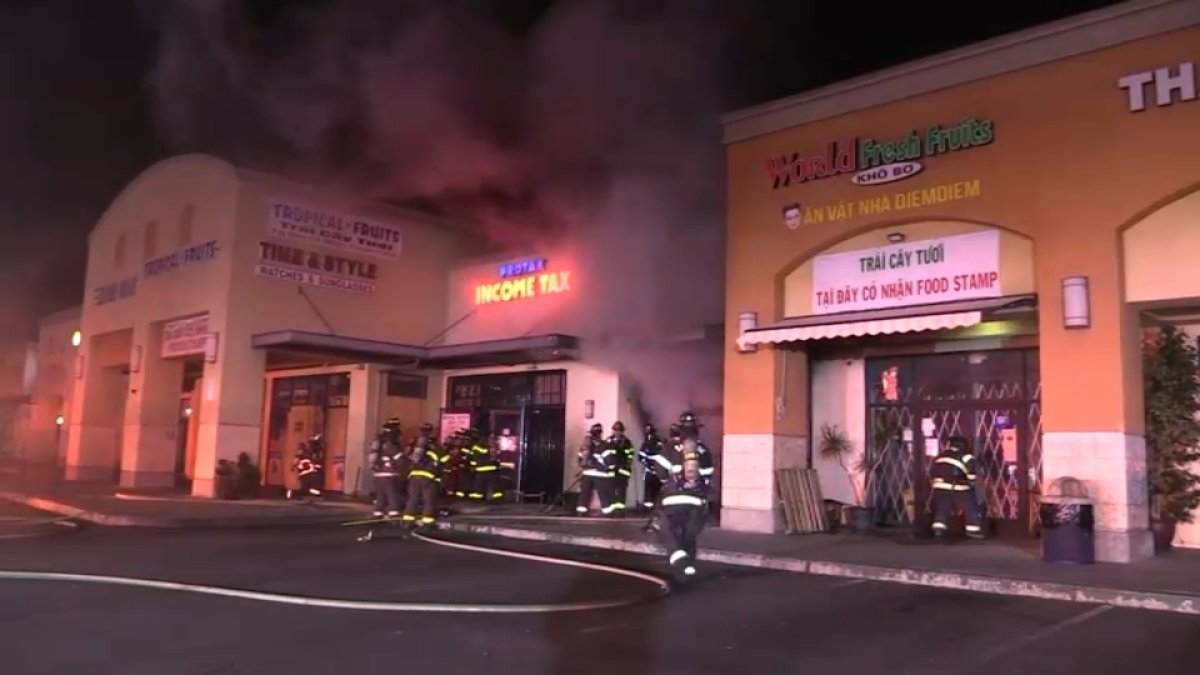 Fire burns at strip mall in South Gate – NBC Los Angeles