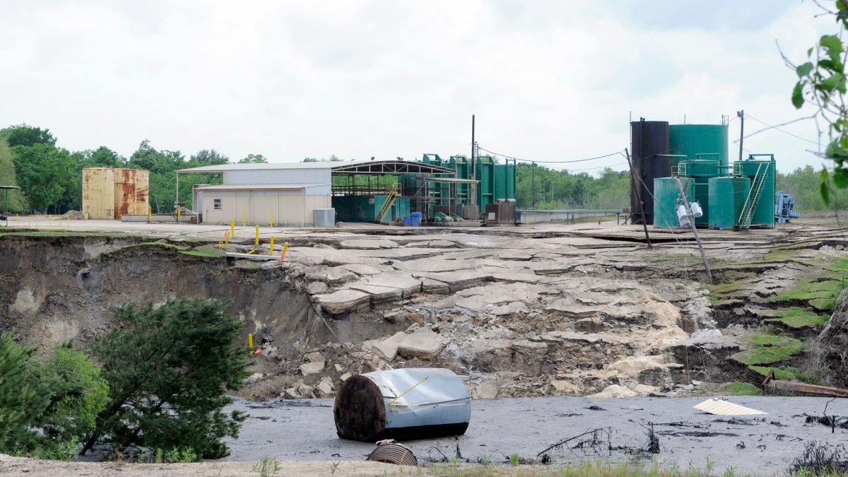 Texas Sinkhole Expanding Again, Renewing Fear Among Residents – NBC Bay Area - Vimarsana News