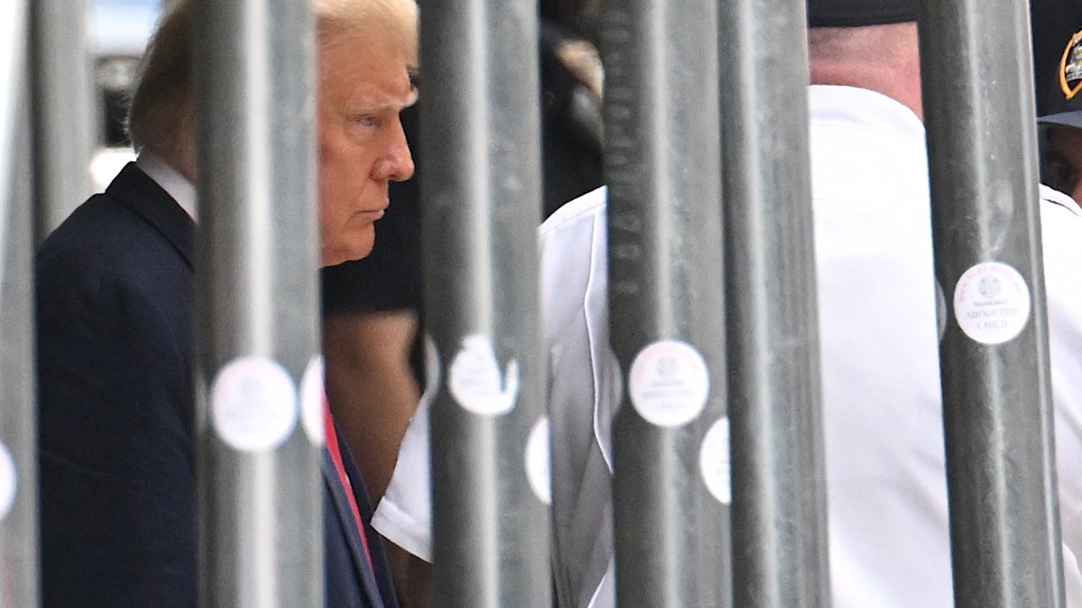 Trump Mugshot: No, It Doesn't Exist, But Campaign Selling T-Shirts With Mugshot On It – NBC Bay Area - Vimarsana News