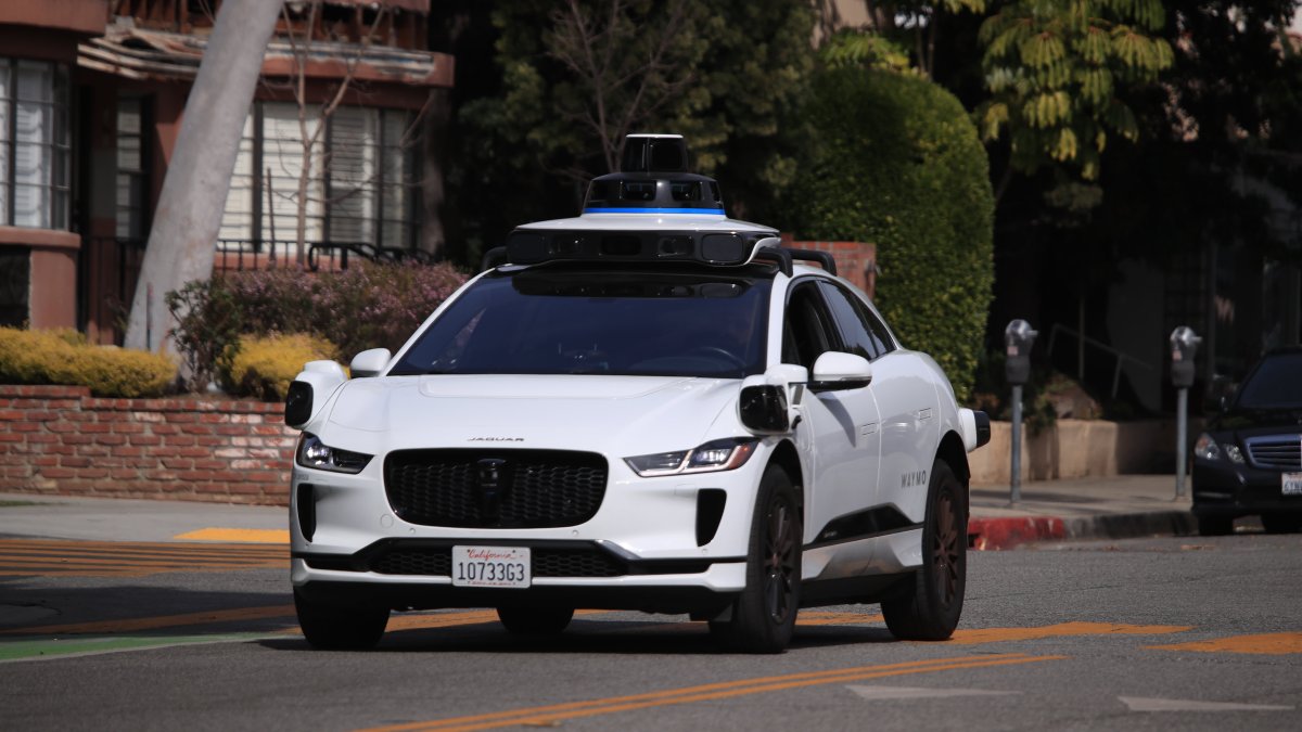 Uber Eats now uses Waymo’s self-driving cars to offer driverless ...