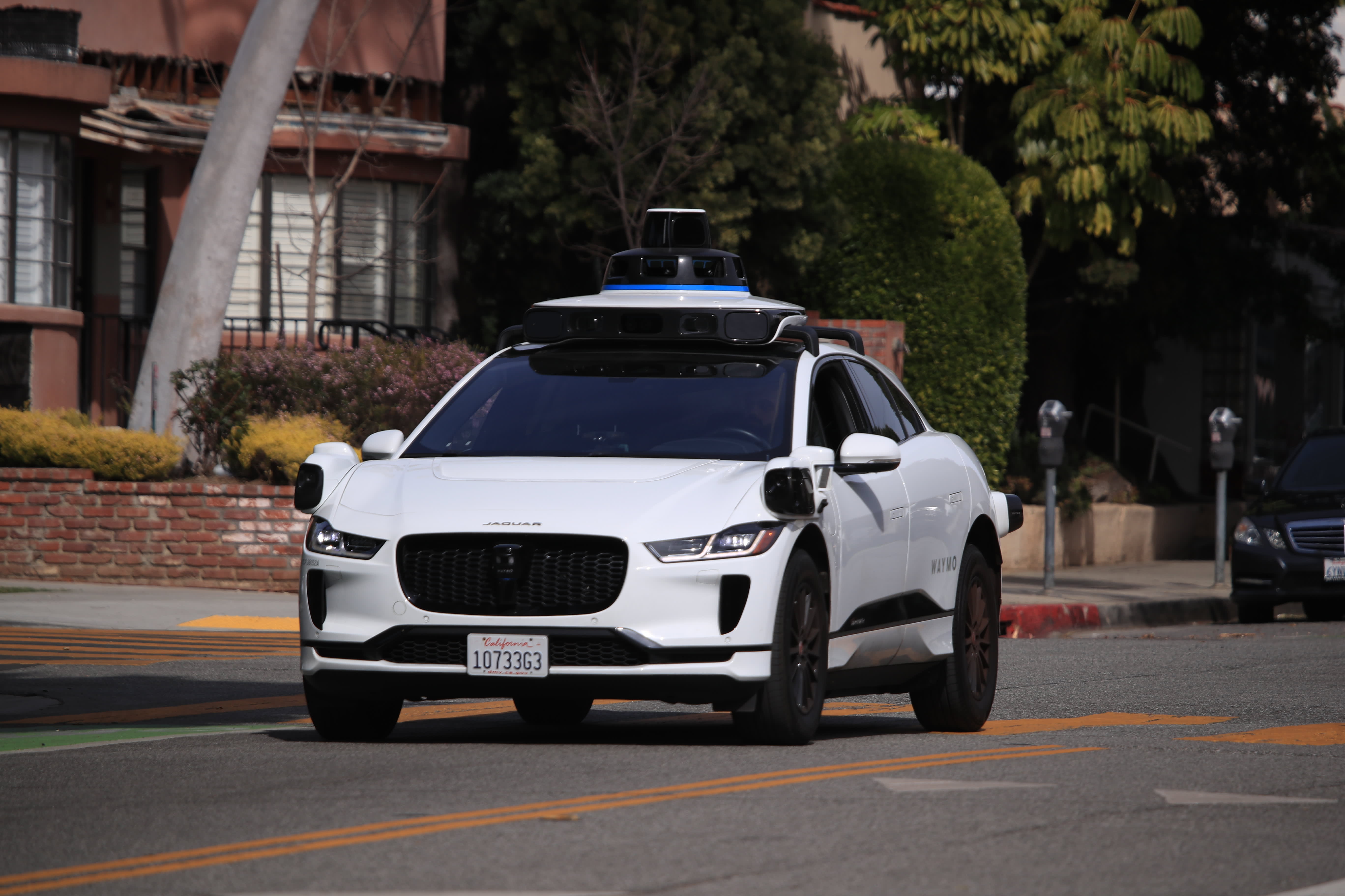 Uber Eats now uses Waymo's self-driving cars to offer driverless
deliveries