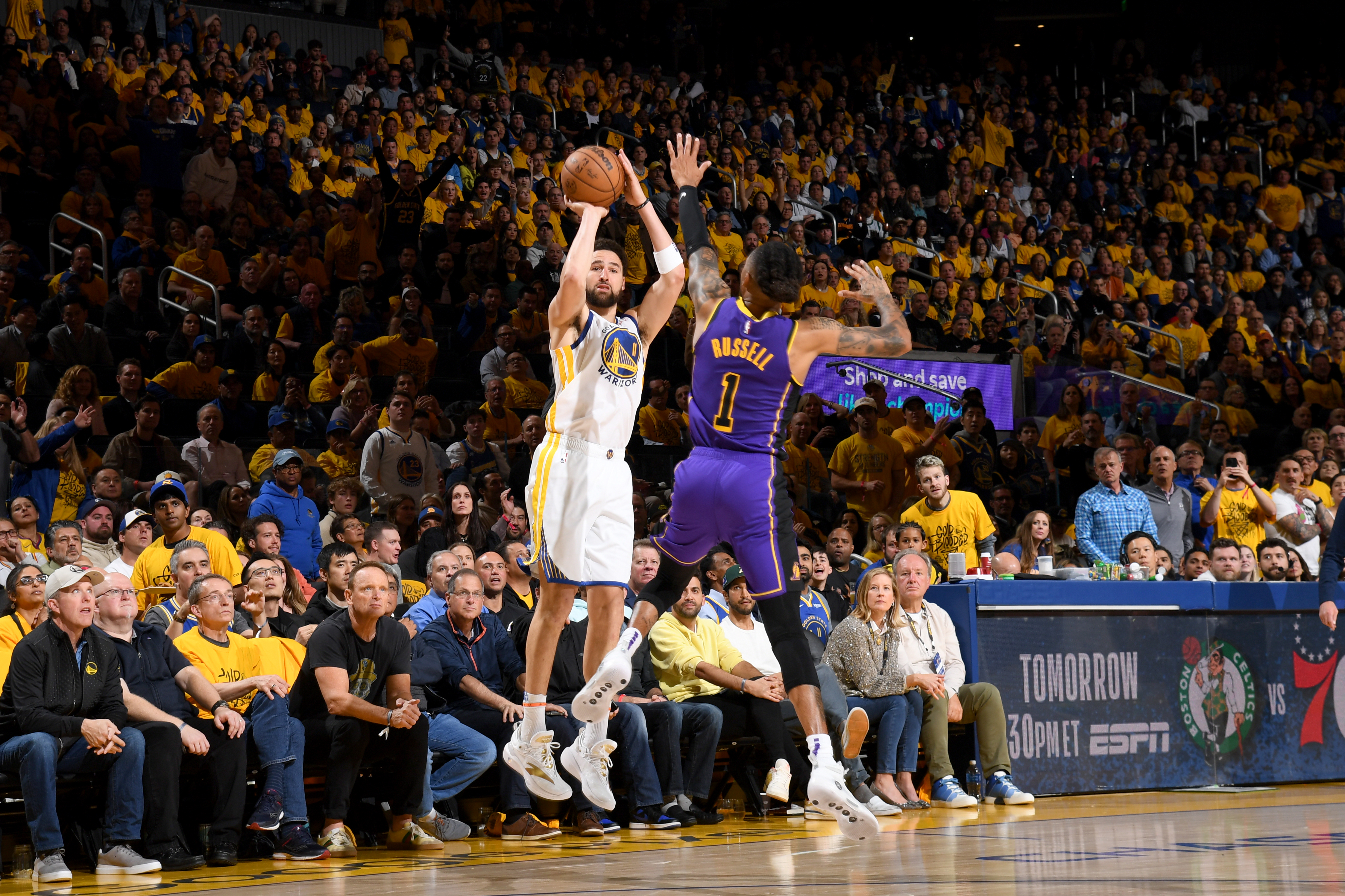 Klay Thompson's fourth quarter helps Warriors beat Lakers