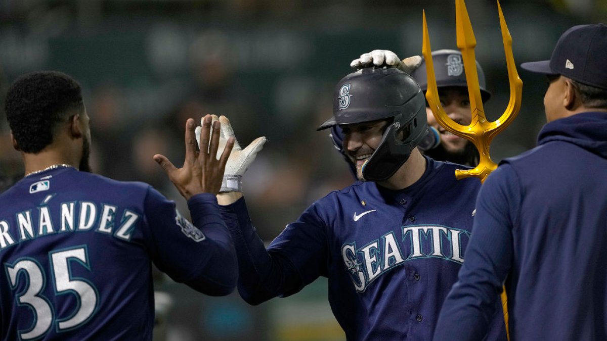 Mariners close out August with 21 wins after rallying past Oakland
