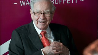 Warren Buffett, chairman and CEO of Berkshire Hathaway, smiles as he plays bridge following the annual Berkshire Hathaway shareholders meeting in Omaha, Nebraska, May 5, 2019.