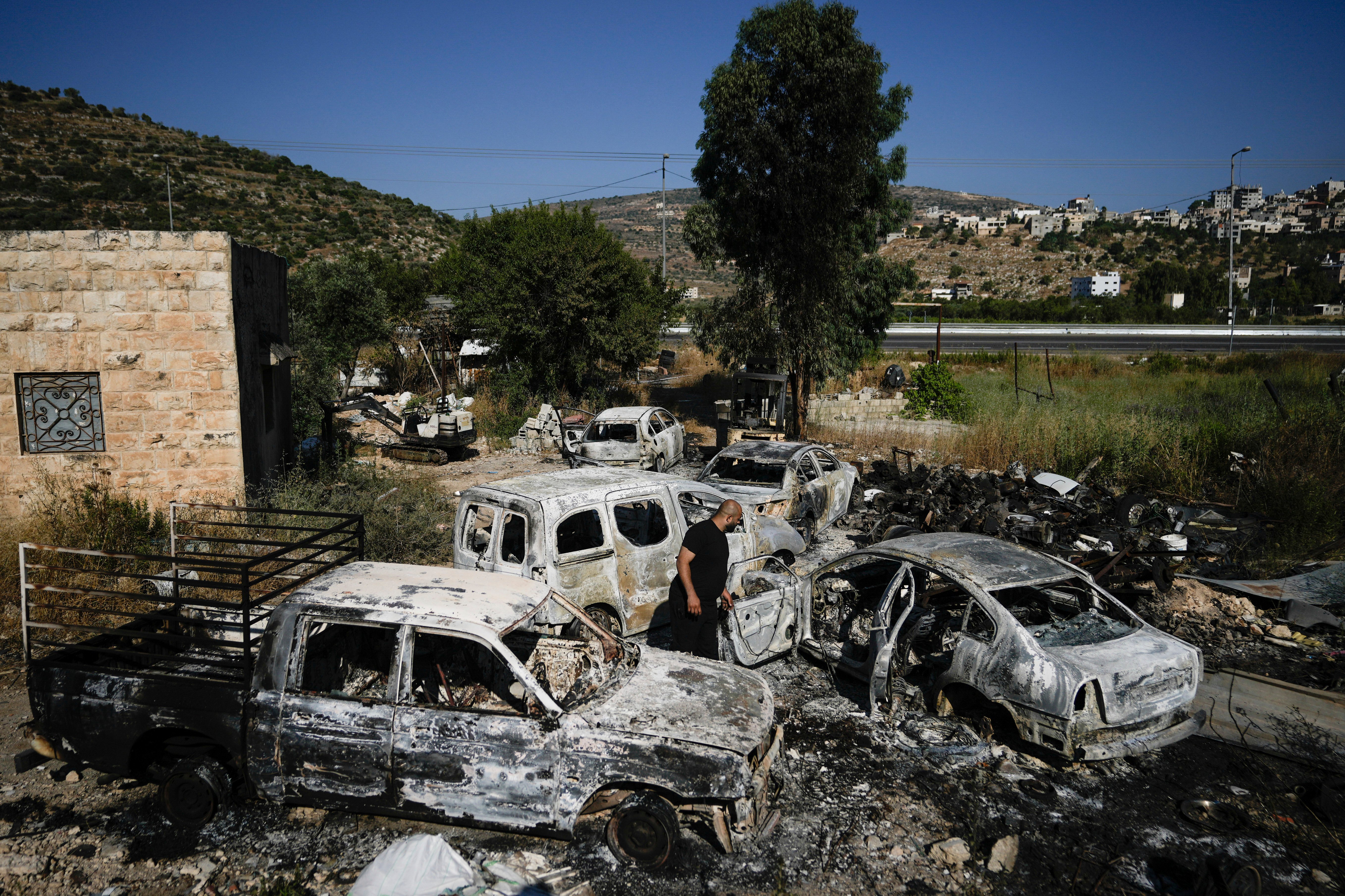 Israeli settlers storm Palestinian town, kill 1 – NBC Bay Area - Vimarsana News