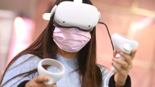 A trade visitor tries out a pair of data glasses for faster medical diagnosis at the special exhibition “Artificial Intelligence” at the Dasa.