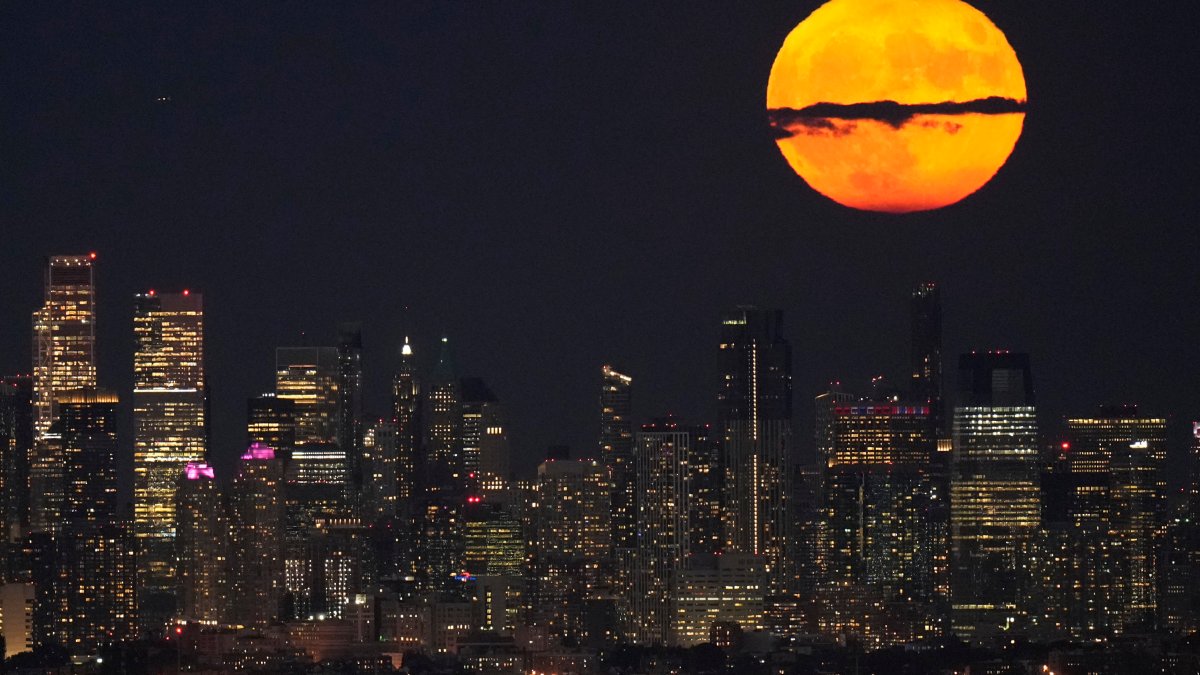 Супер луна осветява нощното небе тази седмица на най-близкото пълнолуние за годината – Bay Area на NBC