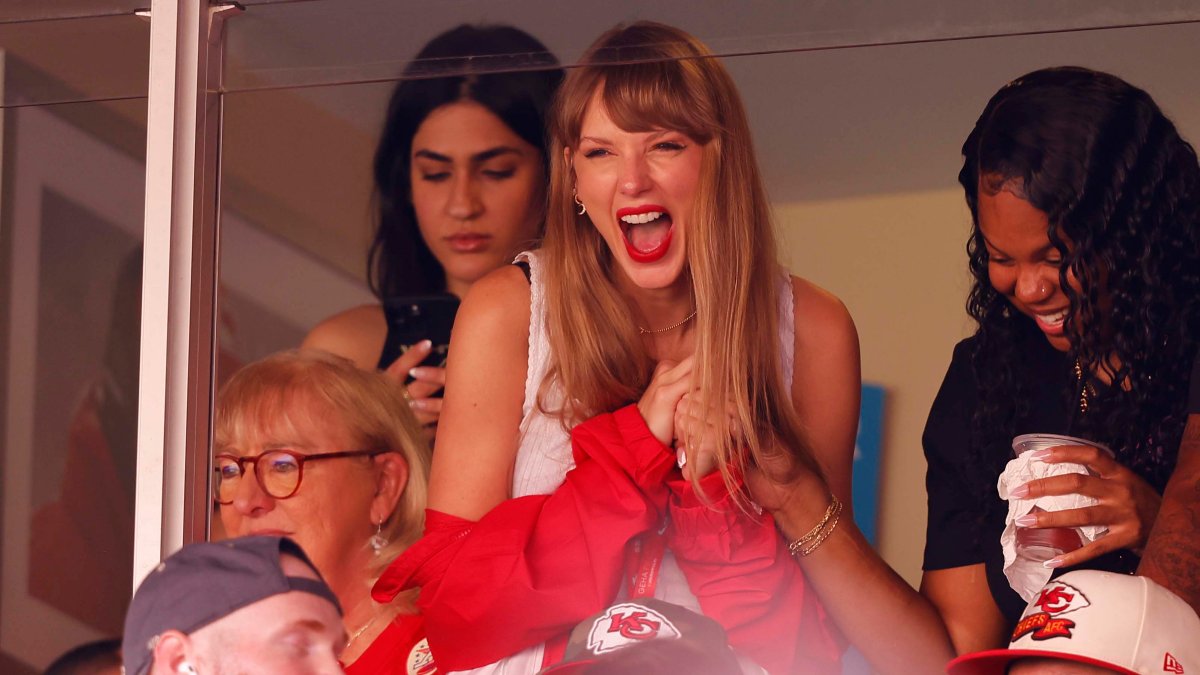Taylor Swift sits with Travis Kelce’s mom at Chiefs vs. Bears game