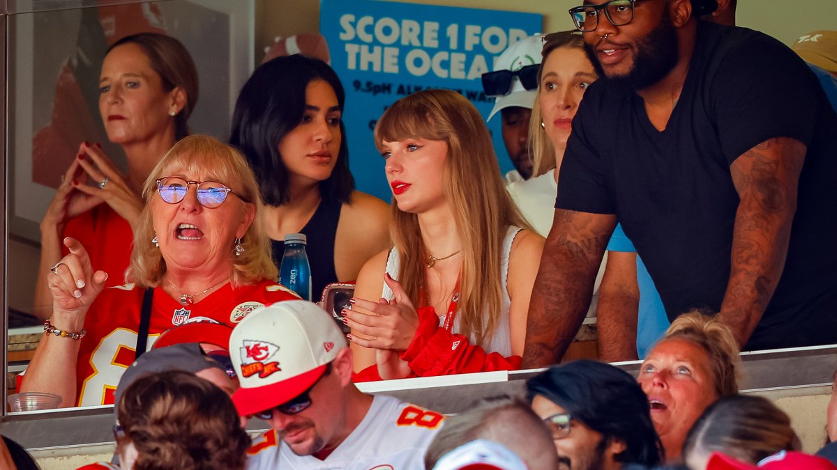 How Travis Kelce's mom Donna is shaking off 'haters' over Taylor Swift – NBC Bay Area - Vimarsana News
