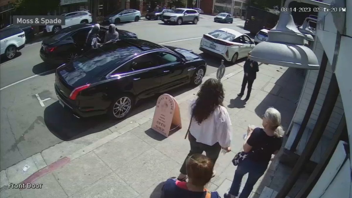 Video captures bystanders jumping into action against Oakland armed ...