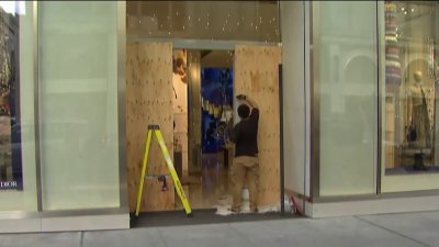 Video shows San Francisco's Union Square Louis Vuitton store after