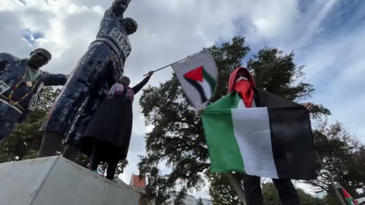以色列和巴勒斯坦事业的示威者在圣荷西州立大学集会