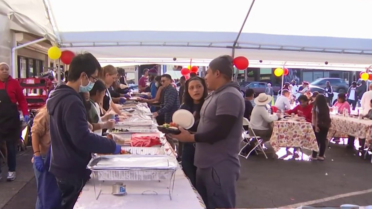 Volunteers in Oakland spend Thanksgiving day giving back to those in need