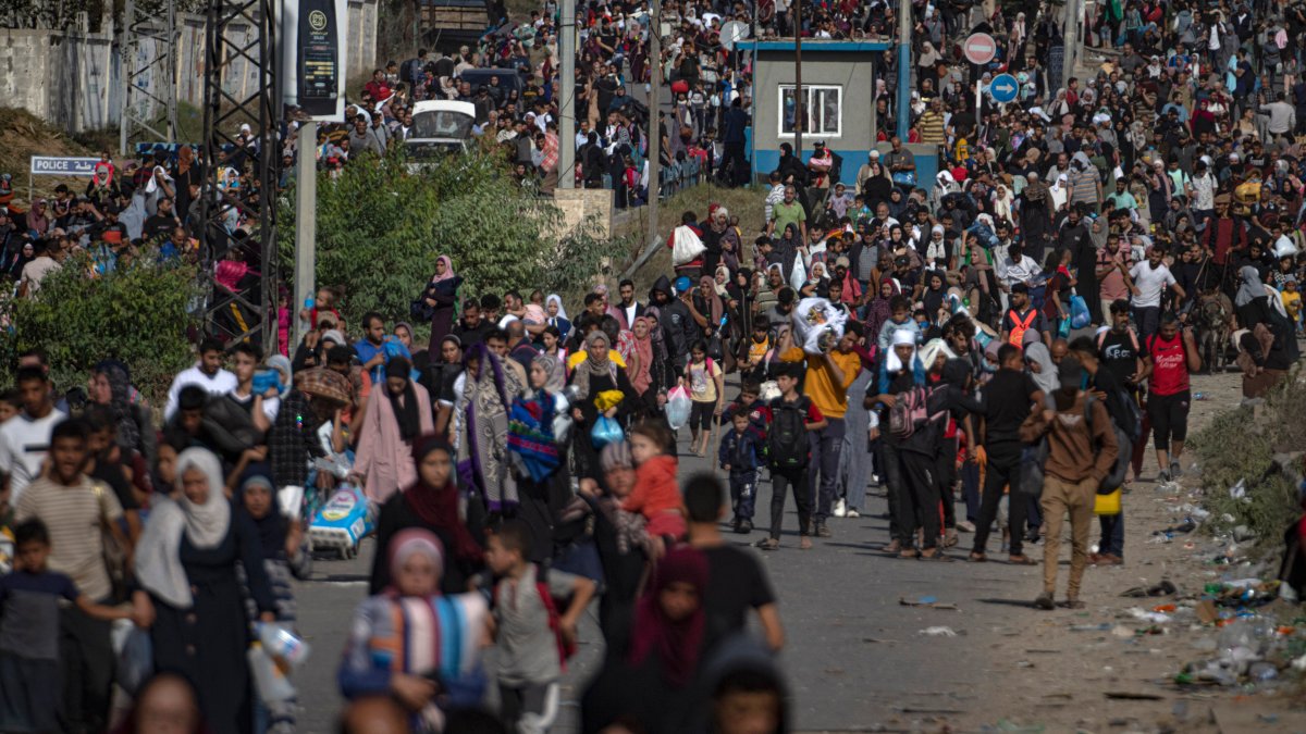 Thousands flee Gaza's largest hospital as Israel-Hamas war intensifies – NBC Bay Area - Vimarsana News