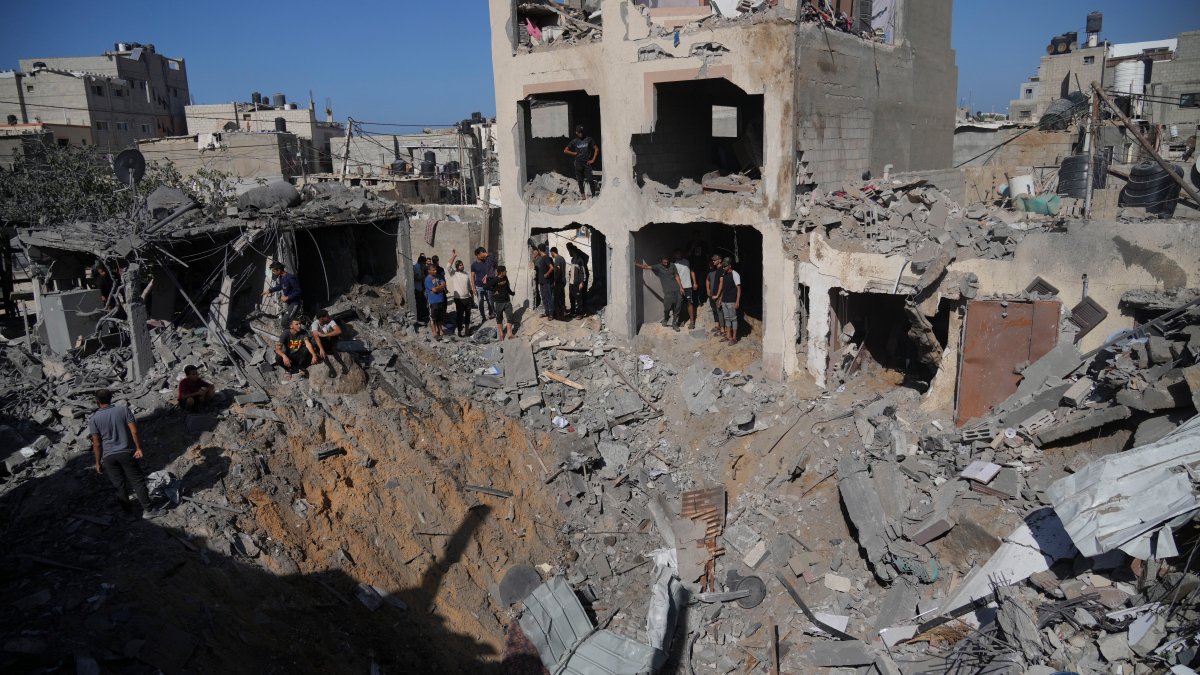 Families in Gaza live without fuel and supplies, forcing them to dig for the dead by hand – NBC Bay Area - Vimarsana News