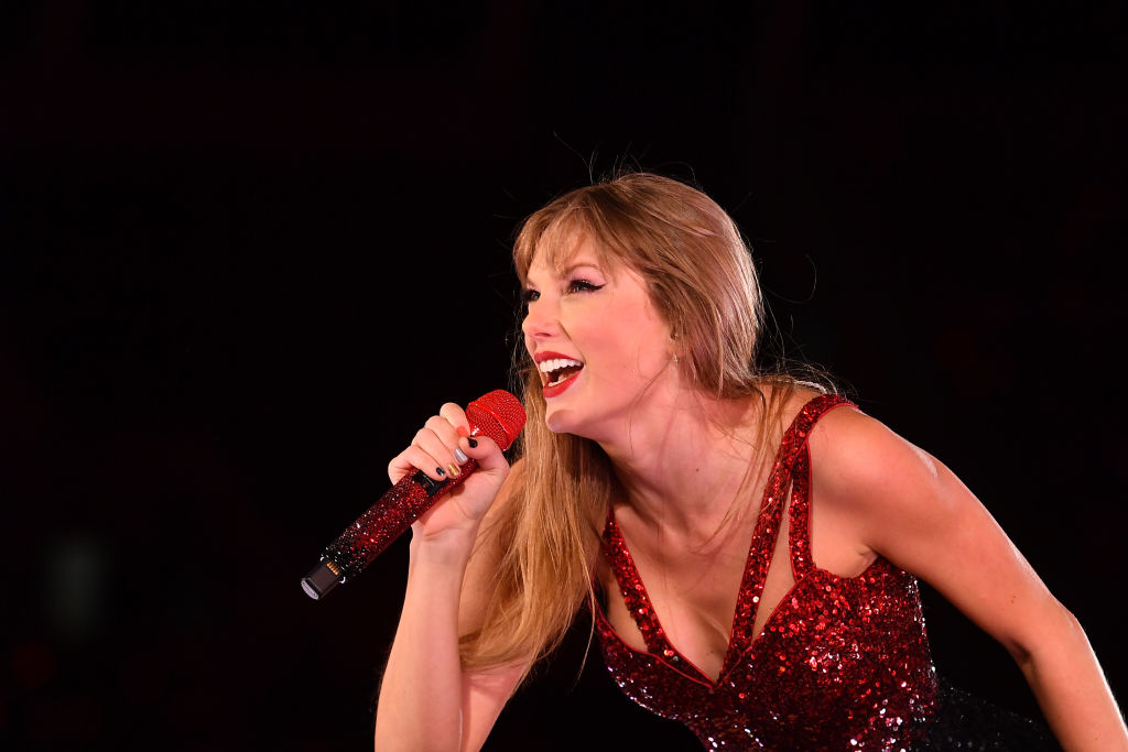 Message to Taylor Swift Projected on Rio's Christ the Redeemer