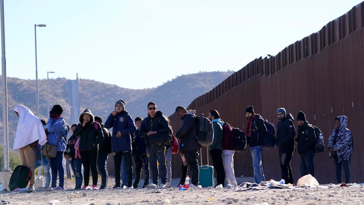 Border crossing in Arizona becomes overwhelmed with smugglers bringing migrants, US agents say – NBC Bay Area - Vimarsana News