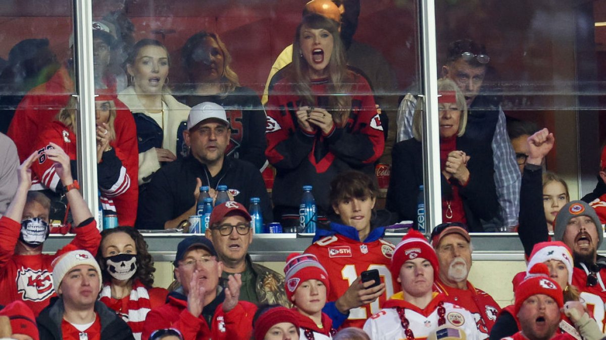 Taylor Swift kisses Travis Kelce's cheek in new Instagram pic – NBC Bay Area - Vimarsana News