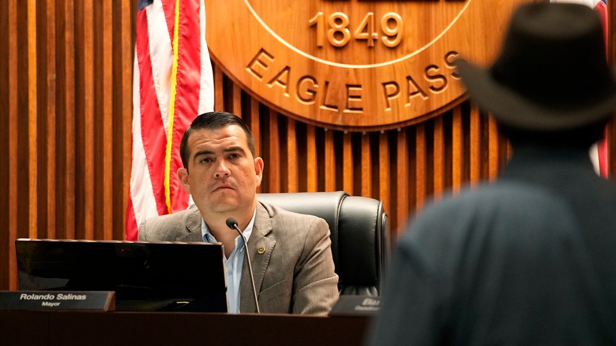 Mayor says Texas closed park without permission in border city where migrant crossings had climbed – NBC Bay Area - Vimarsana News