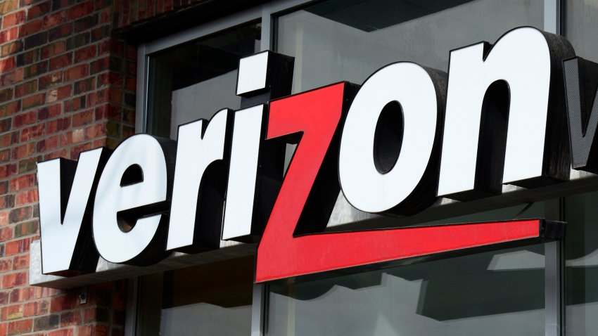 La entrada a una tienda de Verizon Wireless en Santa Fe, Nuevo México. Esta empresa de telecomunicaciones estadounidense es una filial de Verizon Communications.