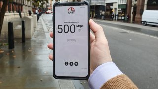 Testing out internet speeds on an Oppo Reno 5G smartphone with EE’s network.