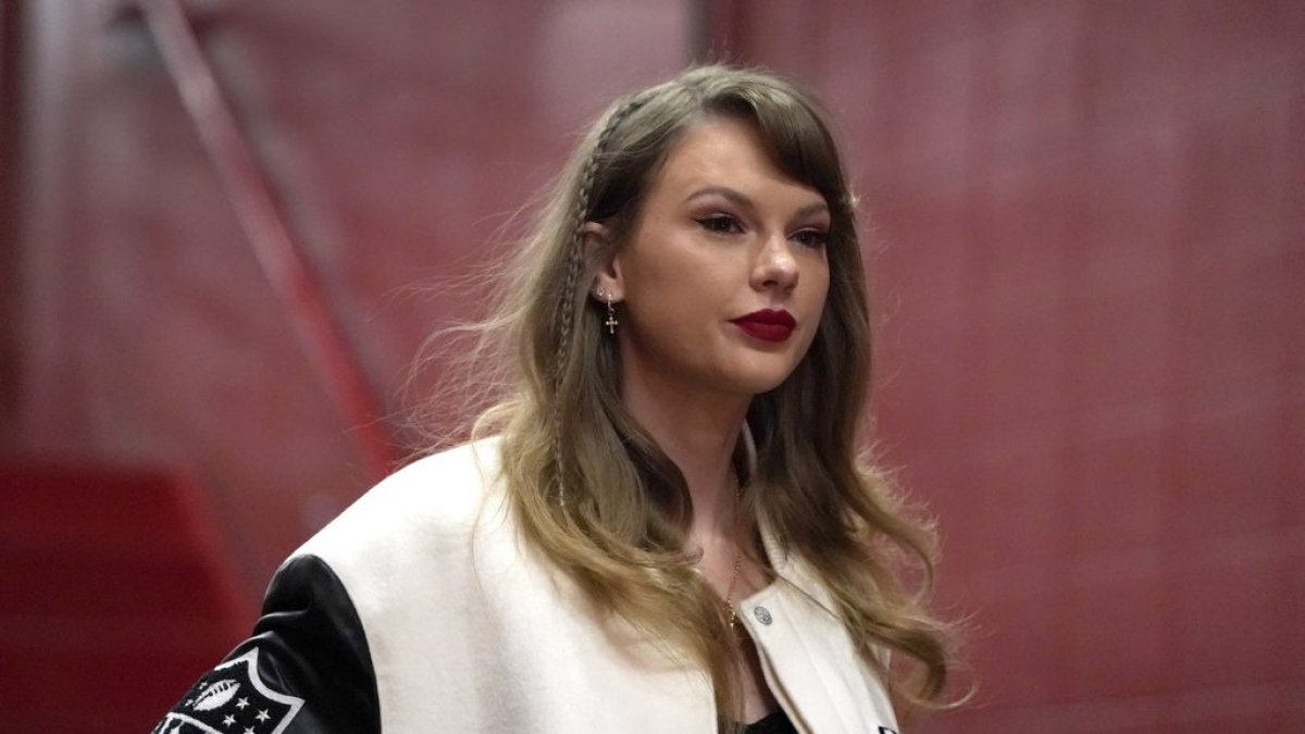 Taylor Swift donates $100,000 to GoFundMe for family of DJ killed at Chiefs' parade shooting – NBC Bay Area - Vimarsana News