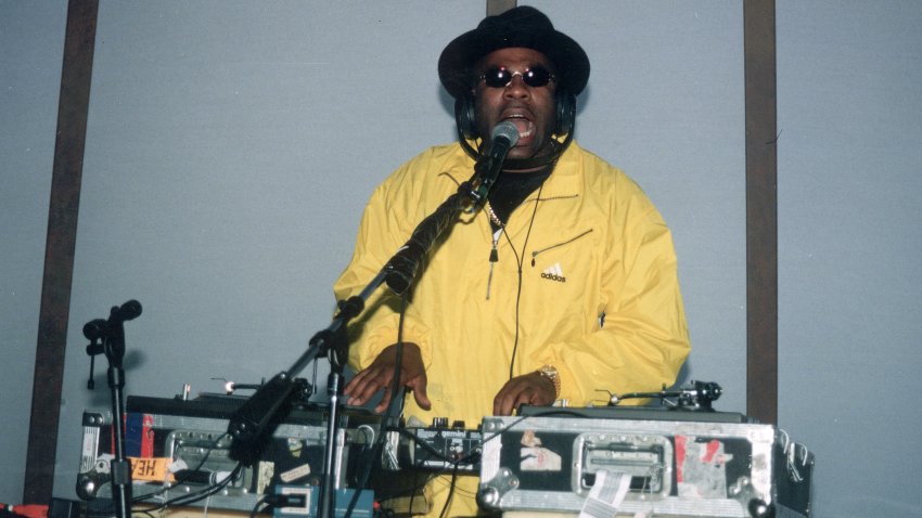 DJ Jam Master Jay (Jason Mizell) (1965 – 2002) of American rap group Run DMC spins records on two turntables during a performance, March 1998.