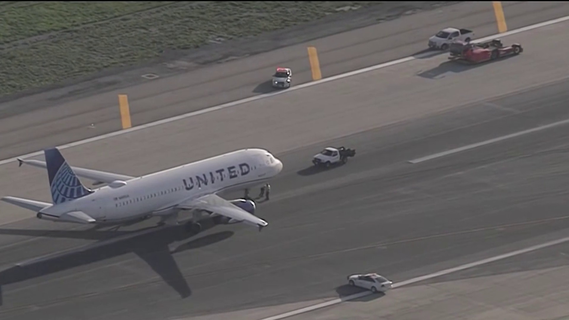 United flight 821 headed to Mexico City from SFO makes emergency landing at  LAX due to hydraulic failure: officials - ABC7 San Francisco