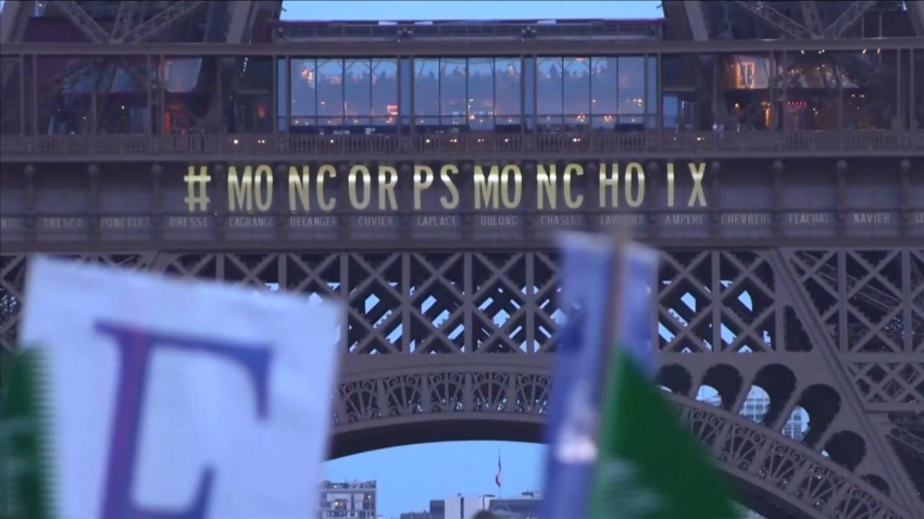 Eiffel Tower with the French text "My body my choice."