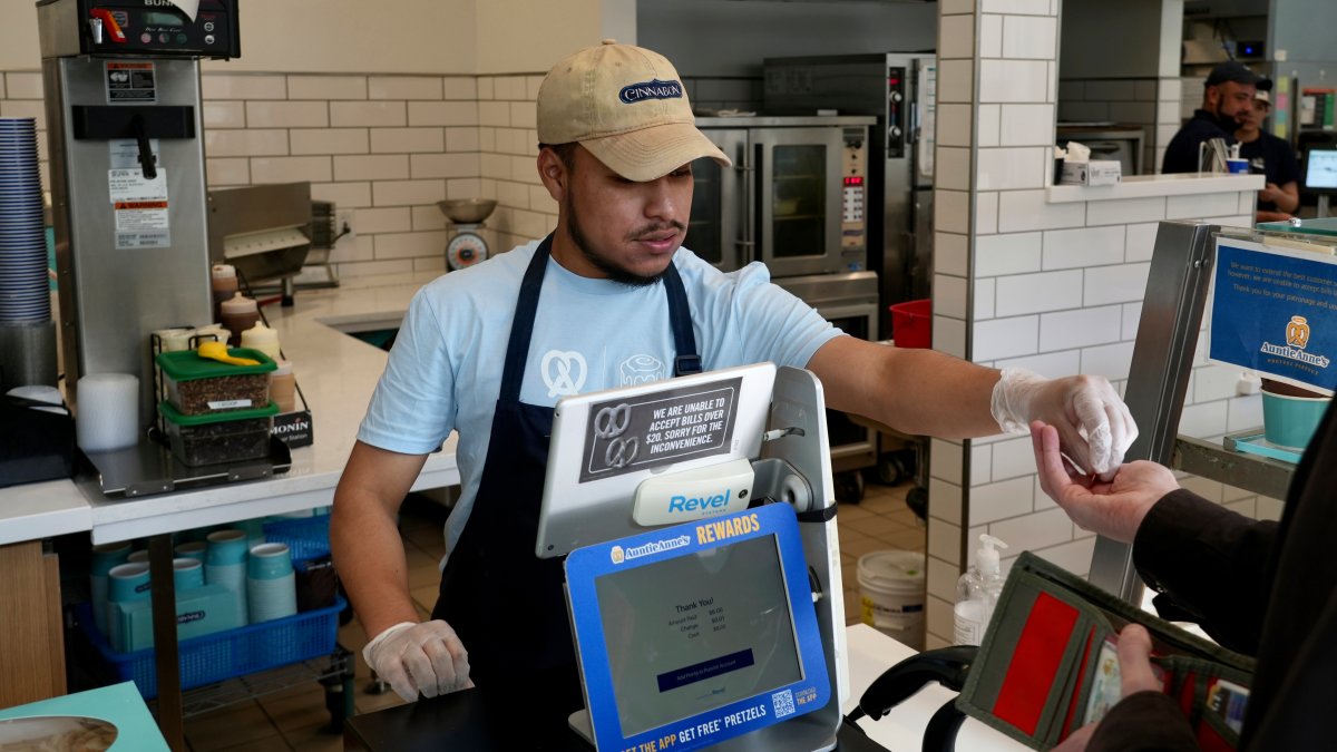 20 minimum wage for fast food workers in California set to start NBC