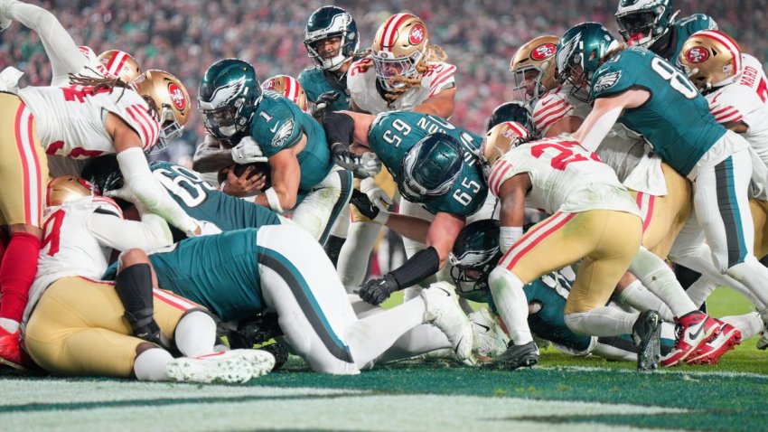PHILADELPHIA, PA – DECEMBER 03: Philadelphia Eagles quarterback Jalen Hurts (1) scores on the tush push during the game between the San Fransisco 49ers and the Philadelphia Eagles on December 3, 2023 at Lincoln Financial Field. (Photo by Andy Lewis/Icon Sportswire via Getty Images)