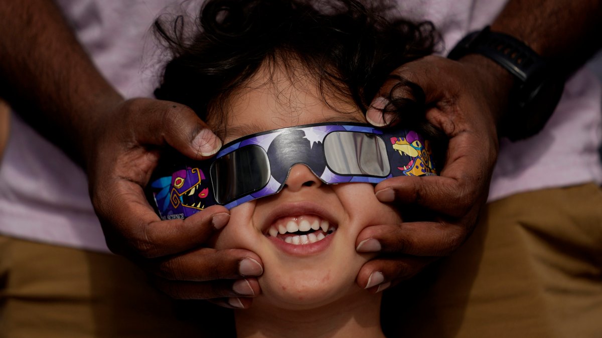 What happens if you look at the sun during the eclipse – NBC Bay Area - Vimarsana News