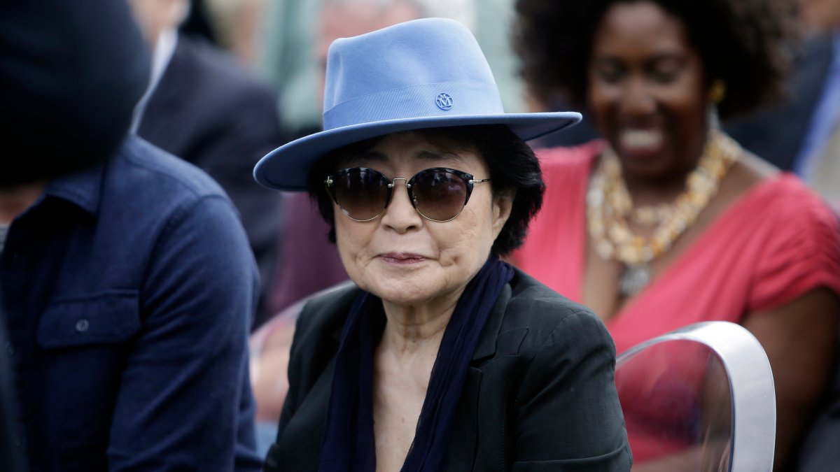 Yoko Ono receives lifetime achievement award - Vimarsana News