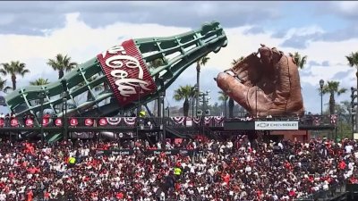 Giants welcome fans back to Oracle Park for home opener