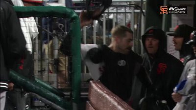 Giants catcher Murphy exits rain-soaked game with apparent injury